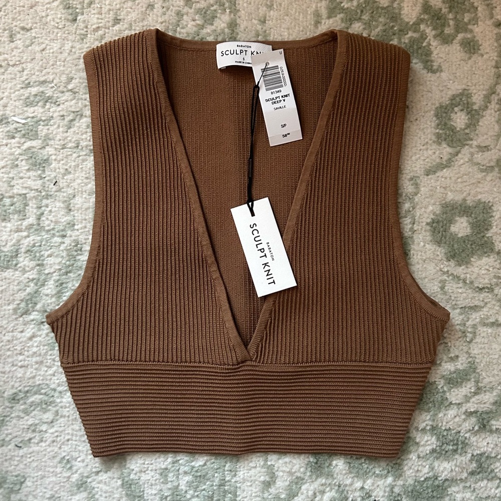 NWT Aritzia Babaton Sculpt Knit V-Neck Top
